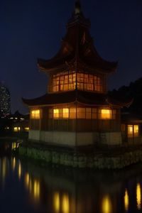 石榴片库热播国产都市情感剧封面，城市夜景霓虹背景下的人物剧照